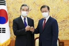 문 대통령 “중국과 한반도 비핵화 노력”···왕이 “협력 동반자 관계 더 높게”