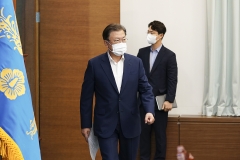 문 대통령 “오미크론 변이까지 엄중한 상황···특별방역대책 성공에 역량 총동원”