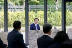 문 대통령 “2030년 온실가스 40% 감축, 실천·이행 중요”