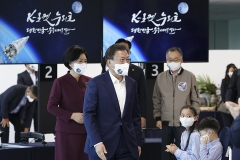 문 대통령 “청소년·어린이 위한 우주 콘텐츠 제작 보급 검토할 것”