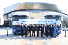 포스코, 탄소 감축 앞장···‘업계 최초’ LNG 트랙터 도입