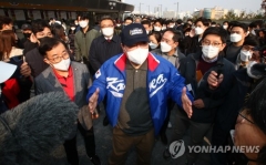 ‘야구광’ 윤석열, 한국시리즈 1차전 관람하며 시민 소통