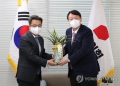 문 대통령, 윤석열에 축하난 전달···이철희 “대통령은 혹사당하는 자리”