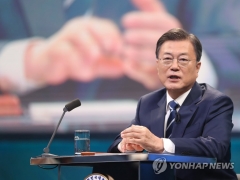 문대통령, 내일 특별방역점검회의 주재···방역 강화대책 발표
