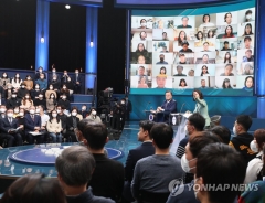문 대통령 “부동산, 남은 임기 기간 하락 안정세 목표”