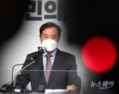‘예쁜 브로치’ 망발 비판에···김병준 “액세서리 여성만 달지않아”
