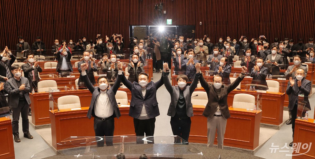 [NW포토]국민의힘 의원들 앞에서 두 팔 들어올린 윤석열 후보와 이준석 대표