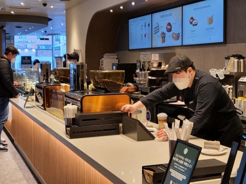 [단독]커피값 올린 스타벅스···매장 관리자 연봉 ‘11%’ 인상