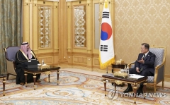 문 대통령, 아람코 회장에 “韓 기업과 협력 확대해 달라”