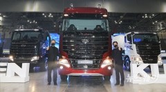 [NW포토]타타대우상용차의 새로운 대형트럭 ‘맥쎈’ 소개하는 김방신-김정우 대표