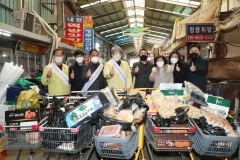 유진섭 시장, 설 명절맞이 전통시장 장보기에 '앞장'