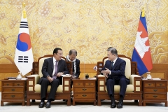 文, 캄보디아 총리 면담···"FTA 체결, 양국 정상 임기 성과"