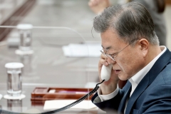 文, 우크라 대통령과 통화···"한국이 함께 하겠다"