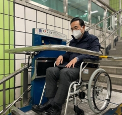 '휠체어 출근' 민주당 의원들···"쏟아지는 시선 의식, 적응할 수 없는 불편"