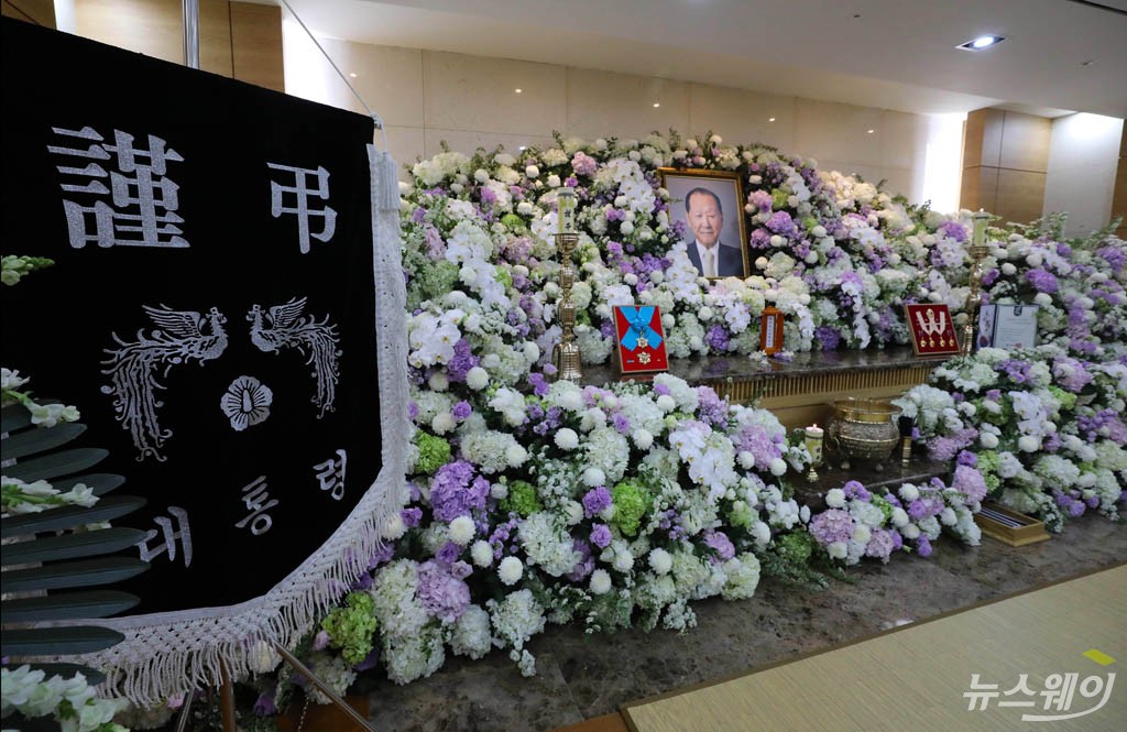 [NW포토]서울아산병원 장례식장에 마련된 故 구자학 아워홈 명예회장
