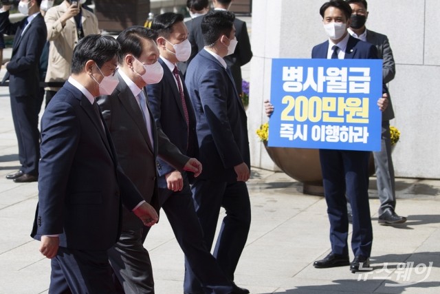 [NW포토]'병사월급 200만원 즉시 이행하라' 피켓 지나치는 윤석열 대통령