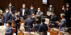 [NW포토]국회 본회의장 들어서는 윤석열 대통령