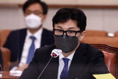 한동훈 임명 강행에···野 "인사 막장 드라마" 반발