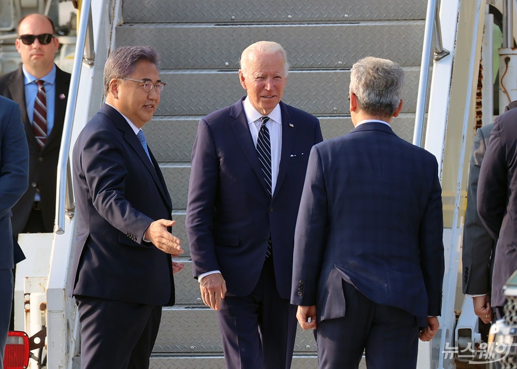 [NW포토]박진 외교부 장관과 인사하는 조 바이든 미국대통령