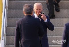 [NW포토]'에어포스원'에서 내려 박진 외교부 장관과 인사하는 조 바이든 대통령