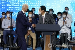 윤 대통령·바이든, 삼성 반도체 공장 함께 방문···경제 안보 동맹 강화(종합)