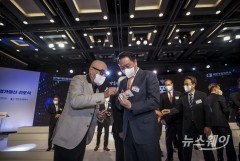 [NW포토]최태원 회장과 인사 나누는 김봉진 우아한형제들 의장
