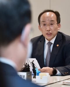 추경호 "경제 복합위기 시작, 정책수단 총동원"···한은 총재와도 회동