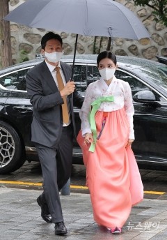 [NW포토]부인과 함께 결혼식 참석하는 정기선 HD현대 사장