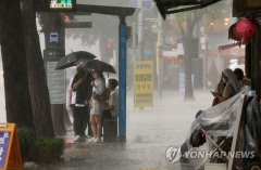 [오늘 날씨]전국 곳곳에 비···무더위·열대야 계속