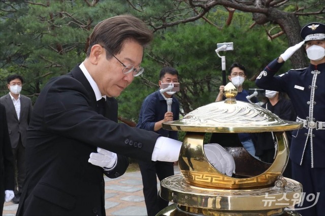 이재명 의원, 김대중 대통령 묘소 참배