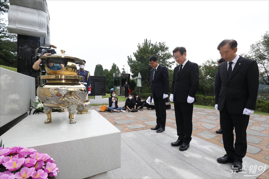 [NW포토]이재명 더불어민주당 의원, 김대중 대통령 묘소 참배