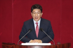 권성동, 문재인 정부 맹비난···"5년 내내 정치가 경제 발목"
