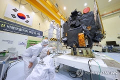 한국 최초 달 탐사선 '다누리' 내일 발사···오늘 기립