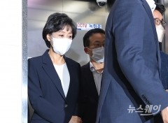 [NW포토]사퇴 기자회견 들어서는 박순애 부총리 겸 교육부 장관