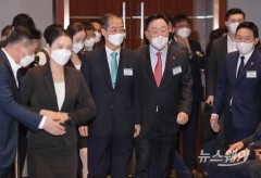 [NW포토]건설의날 기념식 참석하는 한덕수 총리와 김상수 건단련 회장
